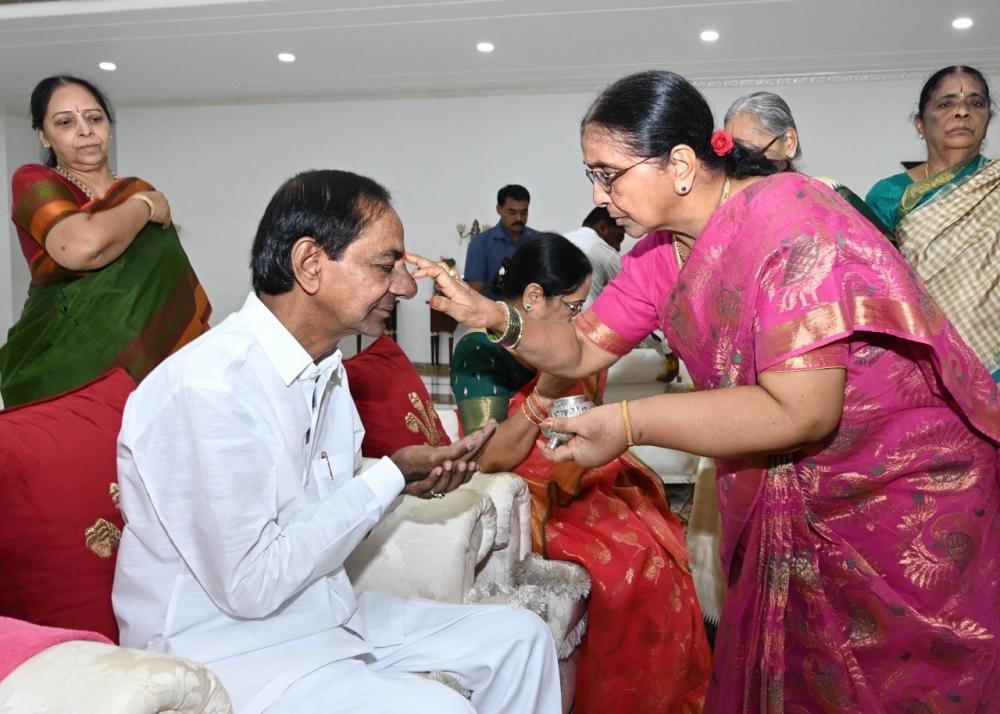 The Weekend Leader - Four sisters tie rakhis to Telangana CM KCR